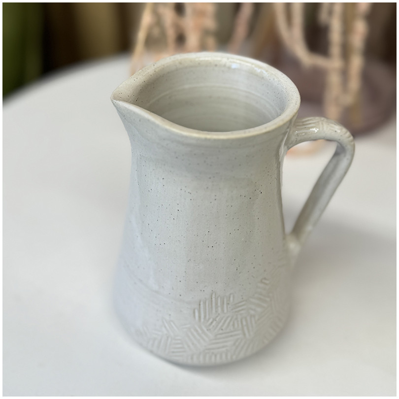 Кувшин-молочник из керамики белый с фактурой Fabrica